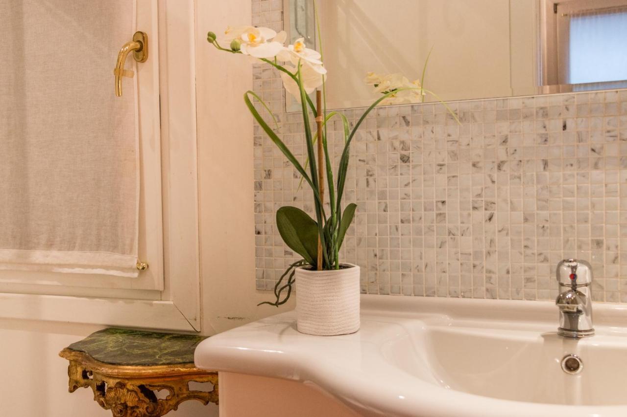 Apartment Gold And Red - The Venetian Style With Terrace *