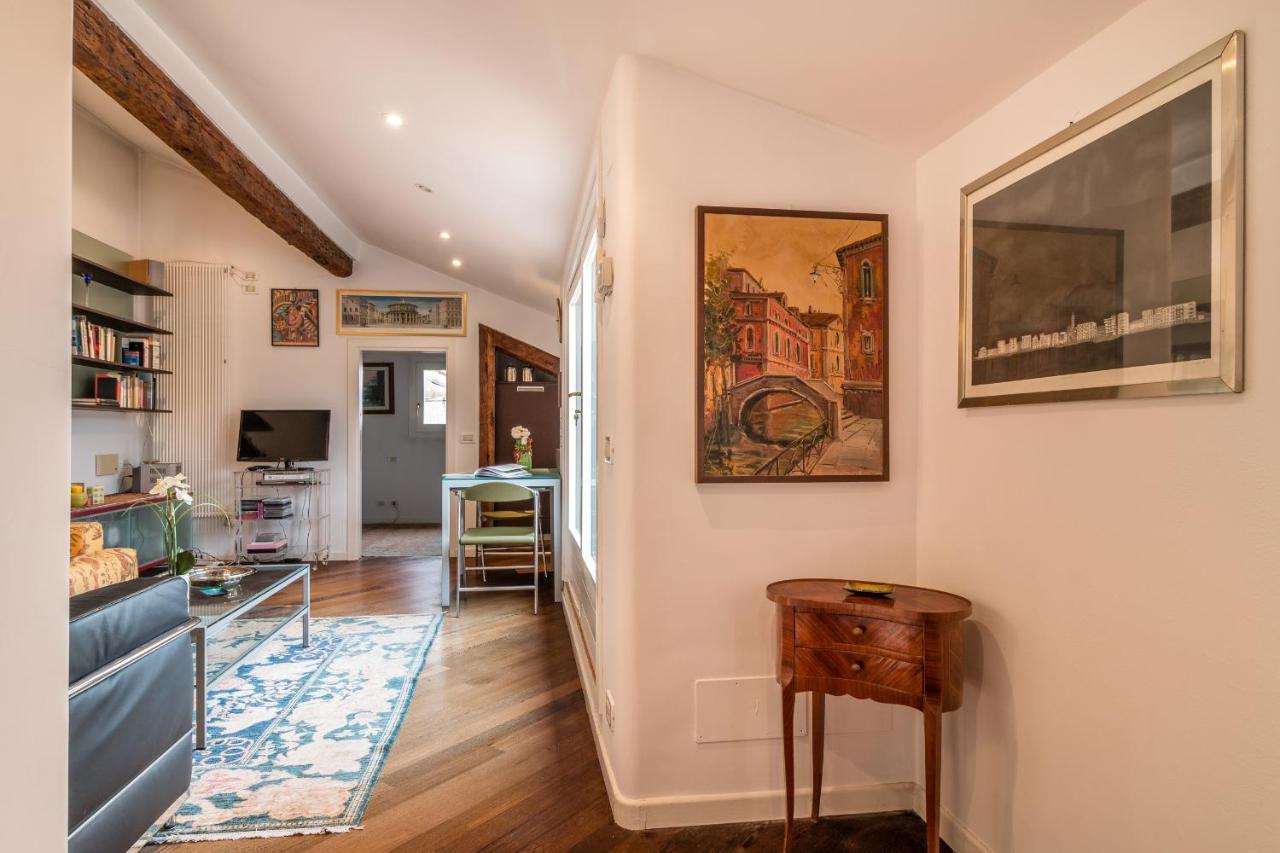 Gold And Red - The Venetian Style With Terrace Apartamento Venecia