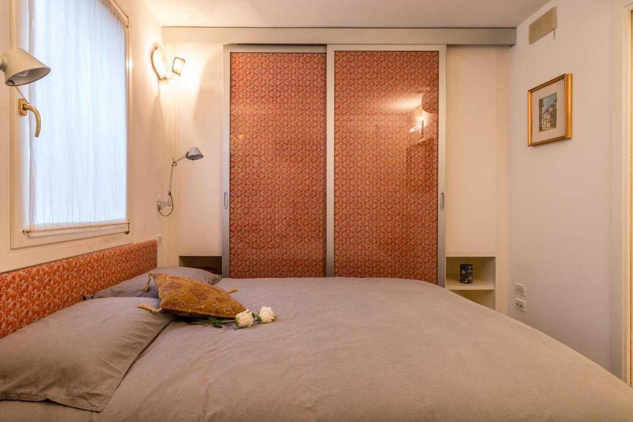 Gold And Red - The Venetian Style With Terrace Apartamento Venecia