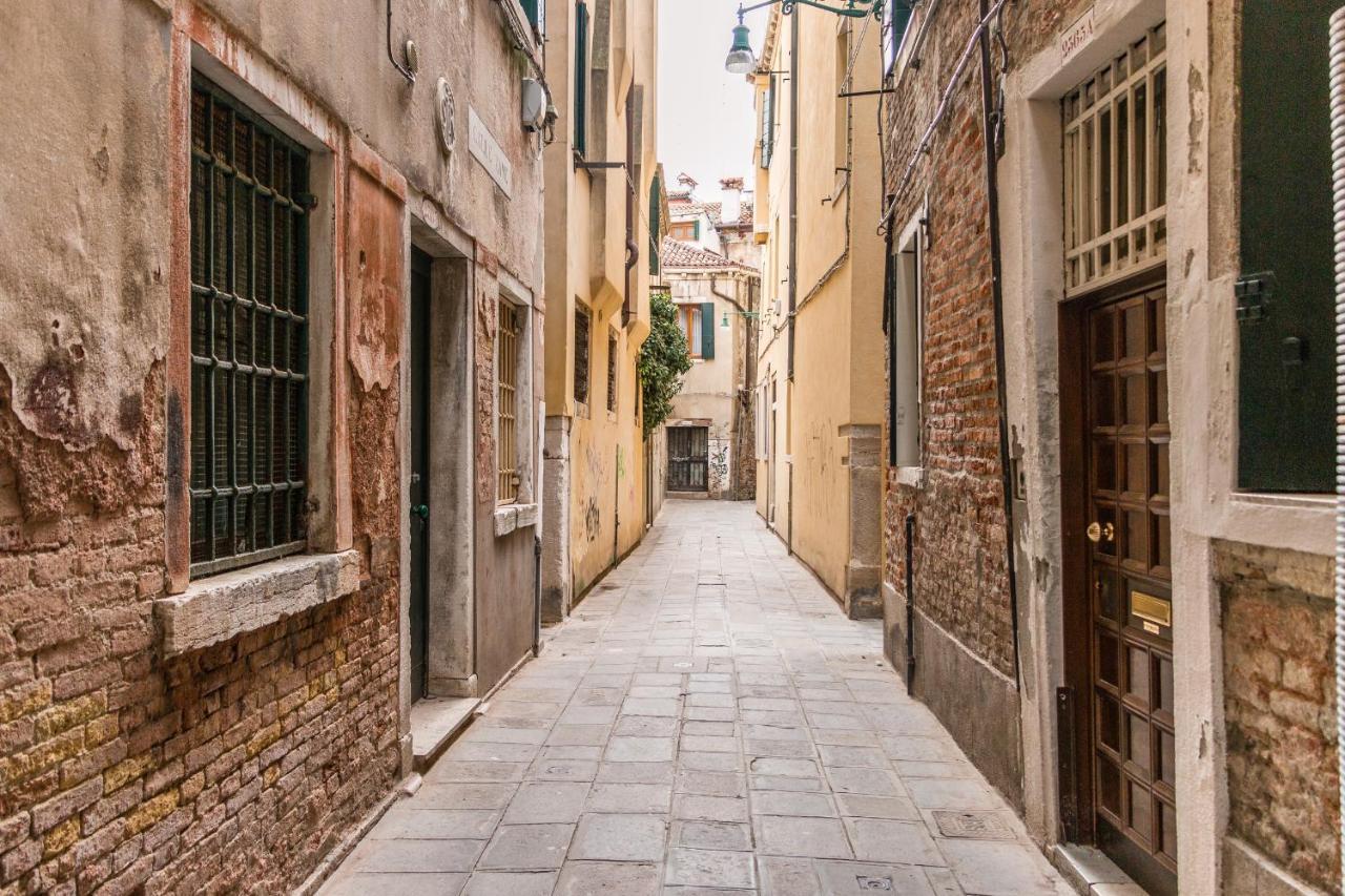 Gold And Red - The Venetian Style With Terrace Apartamento Venecia