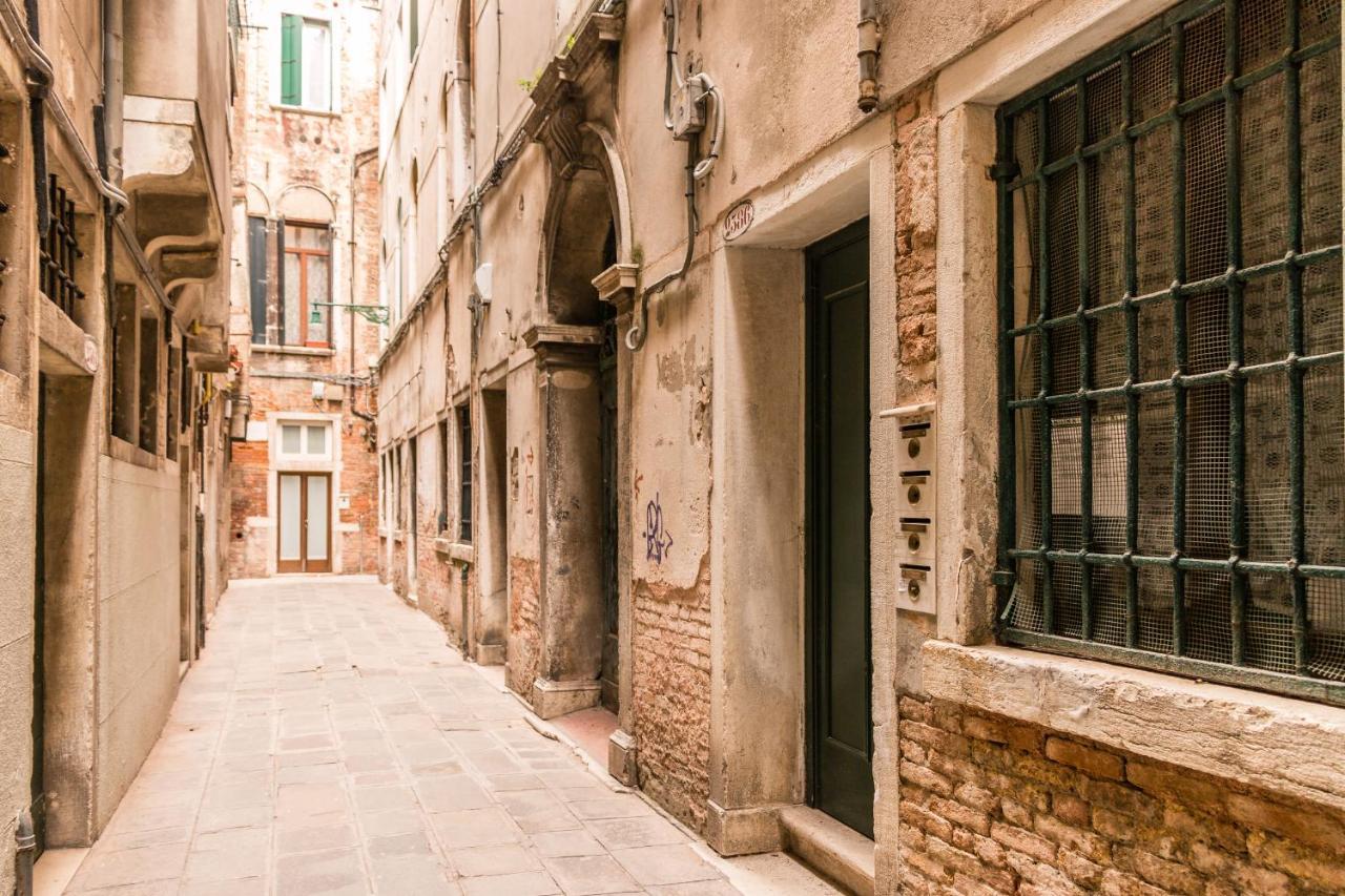 Gold And Red - The Venetian Style With Terrace Venecia